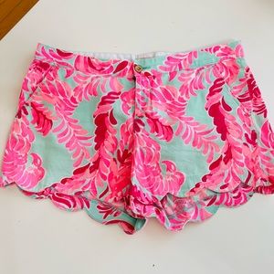 Super cute scalloped Lilly Pulitzer shorts  12